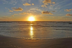 Apto meia praia, pé na areia, quadramar